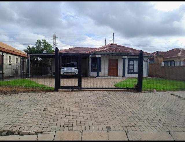 3 BEDROOM HOUSE FOR SALE IN ROSSLYN